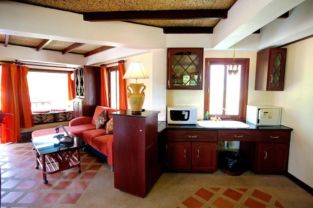 Coco Palace Resort Nai Harn Cameră foto